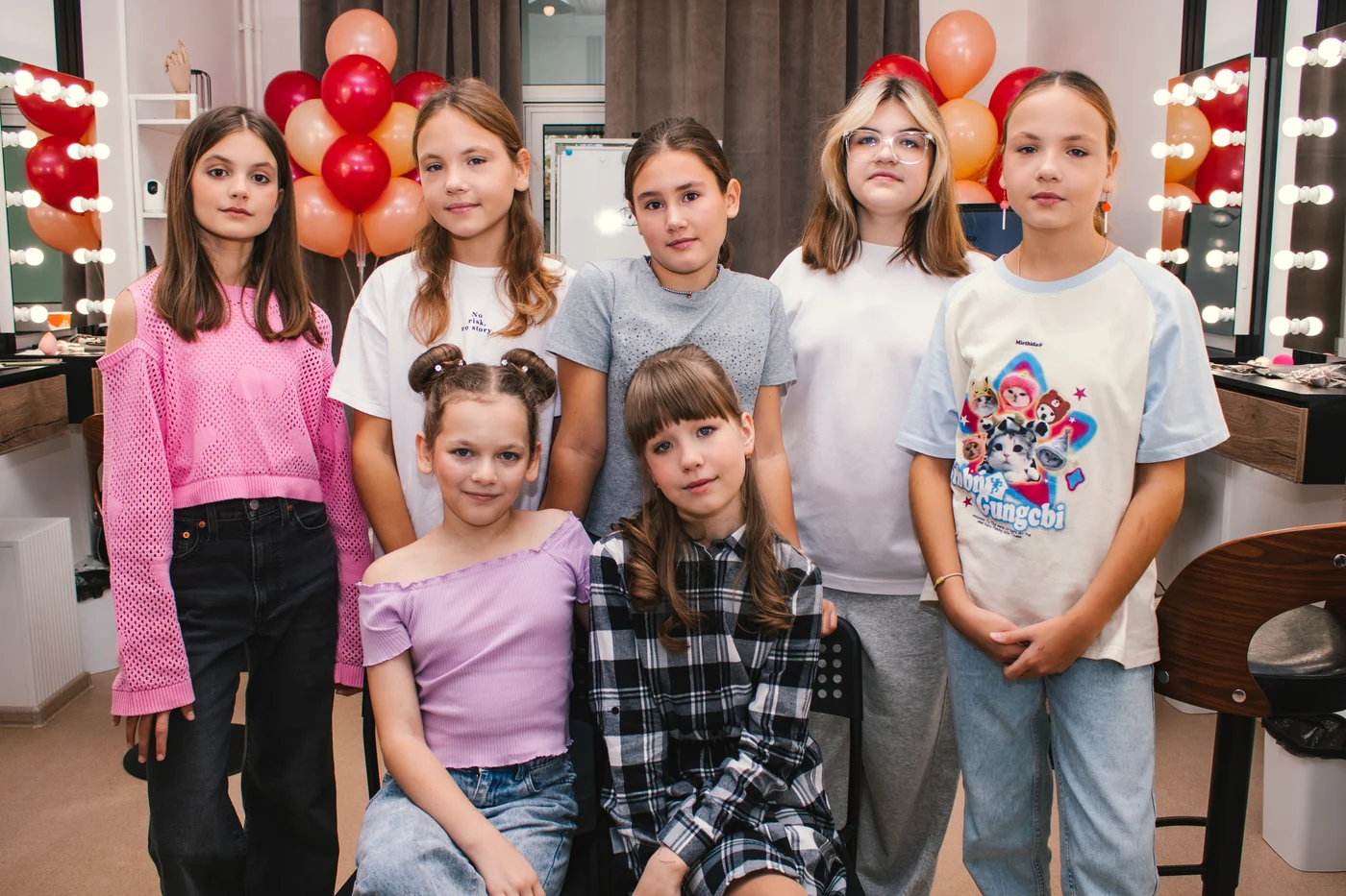 Именинница и подруги на мастер-классе по макияжу