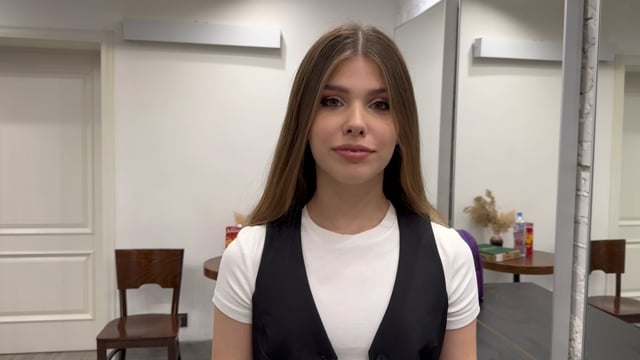 Курс стилиста для подростков: кадр видео с девушкой в белой футболке и тёмном жилете